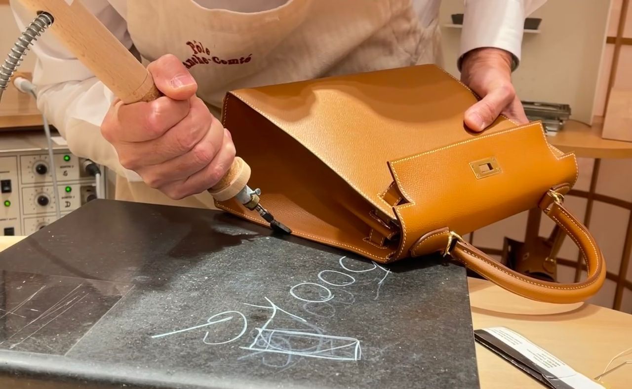 Exclusive clients have the privilege of personalizing their very own Hermès handbag by choosing from a variety of models, leathers, colors, hardware finishes, and topstitching options. 